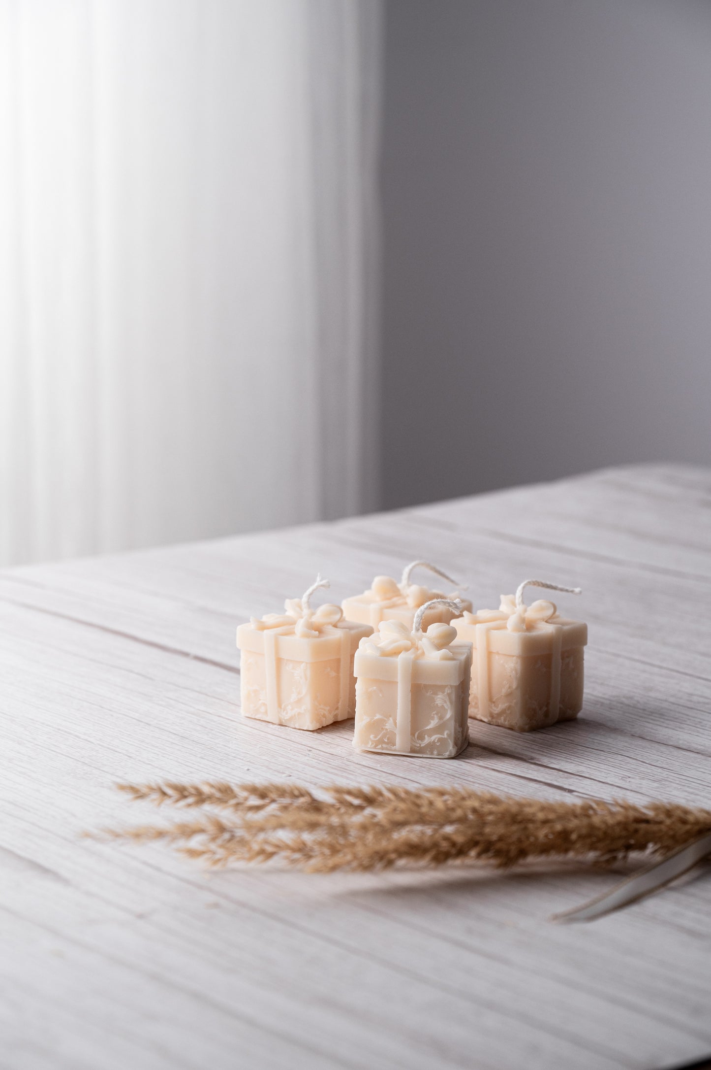 3D gift box silicone candle mold used to make bow-topped gift-shaped candles.